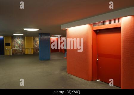 Interno colorato della stazione della metropolitana Richard-Wagner-Platz sulla linea U7, Berlino, Germania, marzo 2019 Foto Stock