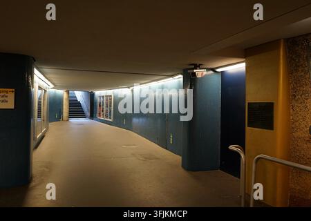 Interno colorato della stazione della metropolitana Richard-Wagner-Platz sulla linea U7, Berlino, Germania, marzo 2019 Foto Stock