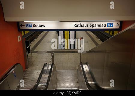 Interno colorato della stazione della metropolitana Richard-Wagner-Platz sulla linea U7, Berlino, Germania, marzo 2019 Foto Stock