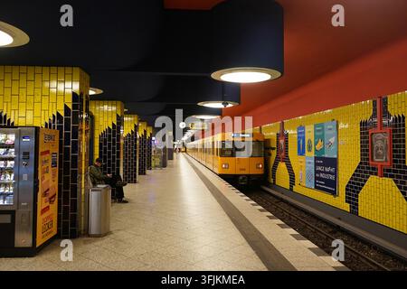 Interno colorato della stazione della metropolitana Richard-Wagner-Platz sulla linea U7, Berlino, Germania, marzo 2019 Foto Stock