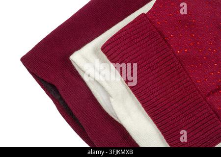 Abbigliamento di lana lavorato a maglia su sfondo bianco. Abbigliamento di lana casual. Foto Stock