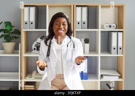 Medico o infermiere afroamericano che consulta il paziente tramite videochiamata online Foto Stock