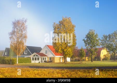 Case indipendenti in una zona residenziale in autunno Foto Stock