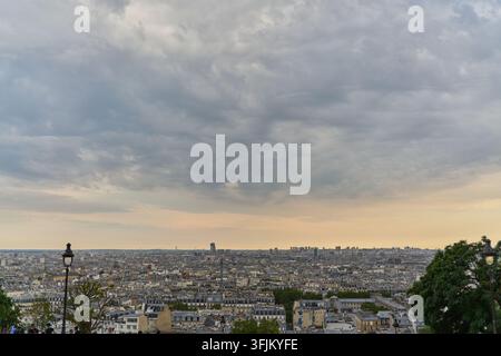 Vista panoramica elevata sulla città di Parigi da Montmartre, Parigi, Île-de-France, Francia. Foto Stock