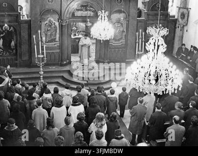 Un servizio domenicale festivo della comunità greco-ortodossa nella Salvatorkirche di Monaco di Baviera. Padre Chrysanthos Zois presiede la cerimonia, in piedi davanti all'iconostasi. A quel tempo, c'erano circa 11.000 membri della Chiesa greco-ortodossa che vivevano a Monaco. La chiesa del Salvator fu loro concessa nel 1829. [traduzione automatica] Foto Stock