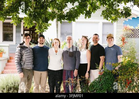 Famiglia multigenerazionale felice che sorride per un ritratto all'aperto Foto Stock