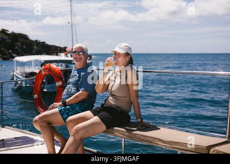 Coppia matura felice che gode di un'escursione in barca soleggiata Foto Stock