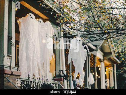 Decorazioni spettrali di fantasmi appese a un portico anteriore Foto Stock