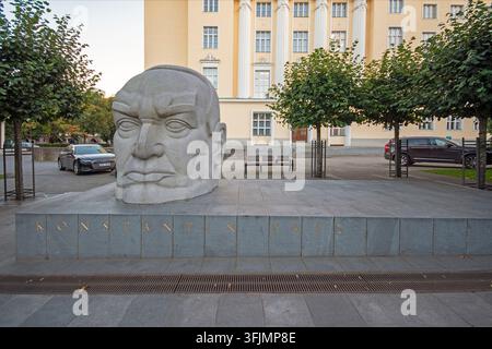 Monumento a Konstantin Päts (1874-1956) il primo presidente della Repubblica di Estonia, sullo sfondo l'Opera Nazionale Estone, Tallinn, Estonia Foto Stock