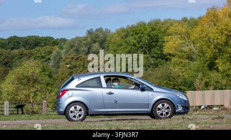 Milton Keynes; UK - 20 settembre 2026: Auto Vauxhall Corsa del 2008 in corsa su una strada britannica Foto Stock
