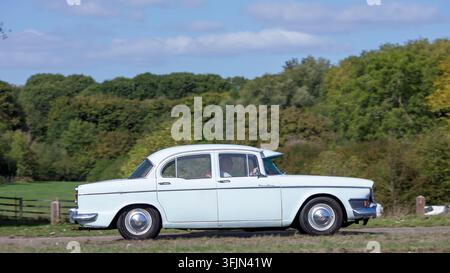 Milton Keynes; Regno Unito - 20 settembre 2026: Auto classica Humber Hawk del 1964 in corsa su una strada britannica Foto Stock
