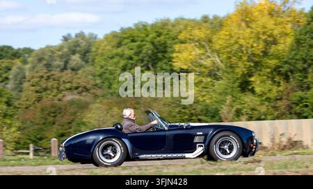 Milton Keynes; Regno Unito - 20 settembre 2026: replica di un'auto AC Cobra in corsa su una strada britannica Foto Stock