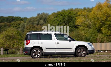 Milton Keynes; Regno Unito - 20 settembre 2026: Skoda Yeti bianco del 2012 in corsa su una strada britannica Foto Stock