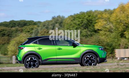Milton Keynes; Regno Unito - 20 settembre 2026:  auto Vauxhall Mokka verde del 2024 in corsa su una strada britannica Foto Stock