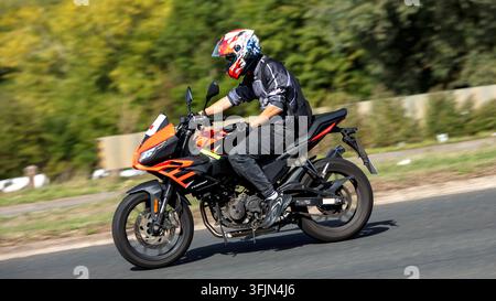 Milton Keynes; Regno Unito - 20 settembre 2026:  2023 Aprilia Tuono 125 motocicletta in corsa su una strada britannica Foto Stock
