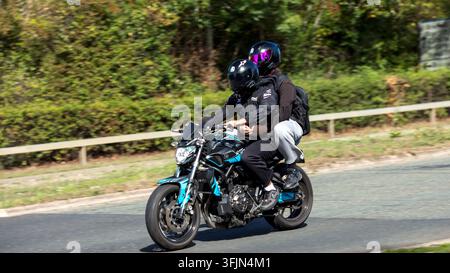 Milton Keynes; UK - 20 sett. 2026: moto Yamaha MT del 2015 in corsa su una strada britannica Foto Stock