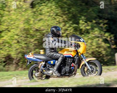 Milton Keynes; Regno Unito - 20 settembre 2026: Uomo in sella a una moto Suzuki gsx750 del 1999, anni '90 Foto Stock