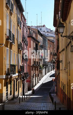 Spagna, Madrid: case con facciate colorate lungo la Calle del Calvario, una stretta strada acciottolata nel quartiere Lavapiés Foto Stock