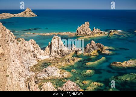 Stupefacente esposizione lunga di Arrecife de las Sirenas, un paesaggio marino vulcanico vicino a Cabo de Gata ad Almeria, Andalusia, Spagna. Acque turchesi incorniciano Foto Stock