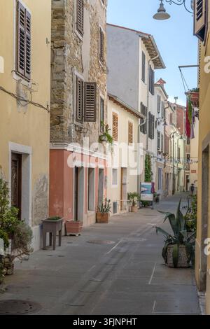 Paesaggio urbano con edifici tradizionali pittoreschi su una stretta via nel centro storico, scattato nella luminosa luce estiva a Izola, Slovenia Foto Stock