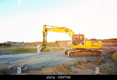 Lavori di scavo con escavatore nel cantiere. Foto Stock