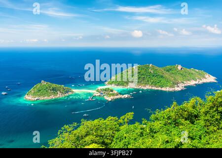 Vista aerea panoramica delle isole Koh Nang Yuan con banchi di sabbia, acque basse turchesi e aree di barriera corallina circondate dal Golfo della Thailandia vicino a Koh Tao Foto Stock