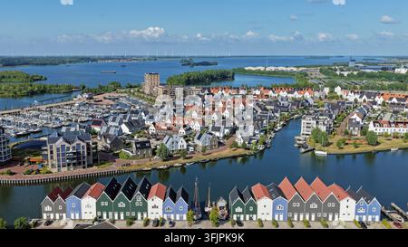 Vista aerea di case colorate sul lungomare a Harderwijk, nei Paesi Bassi Foto Stock