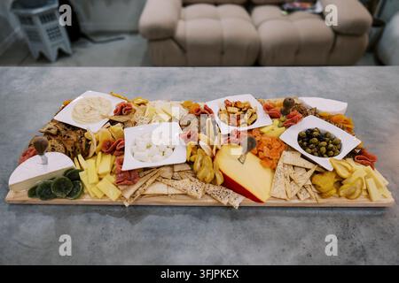 Tavola di gastronomia con formaggio e snack Foto Stock