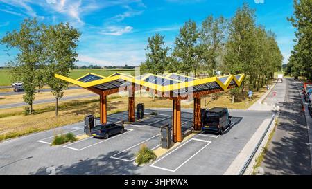 Vista aerea di una stazione di ricarica elettrica con tetto a pannelli solari nei Paesi Bassi Foto Stock
