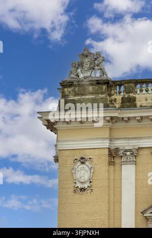 Fiume, Croazia - 23 settembre 2023: Facciata decorativa dell'edificio del Teatro Nazionale Croato Ivan Zajc in stile classicista-art nouveau Foto Stock