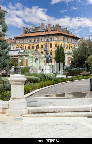 Fiume, Croazia - 23 settembre 2023: Parco del teatro in stile classicista-art nouveau con statua di Ivan Zajc, compositore croato. Grande mercato coperto Foto Stock