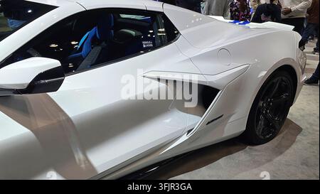 Vista laterale di un'auto sportiva ibrida bianca Chevrolet Corvette C8 E-Ray wide-body del 2024 parcheggiata su un piano espositivo. Foto Stock
