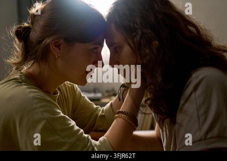 Coppia romantica che si tocca la fronte durante un momento intimo a casa Foto Stock