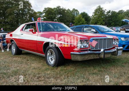 Sherborne.Dorset.Regno Unito.26 luglio 2026.Una replica della Ford Gran Torino di Starsky and Hutch è in mostra al salone Classic and Supercars Foto Stock