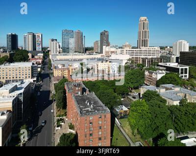 Silhouette della città di New Rochelle, New York in una limpida giornata estiva Foto Stock