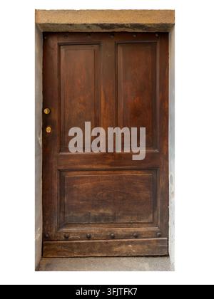 Antica porta d'ingresso rustica in legno scuro con pannelli rettangolari e borchie metalliche, inserita in una cornice classica in pietra isolata su sfondo bianco. Foto Stock