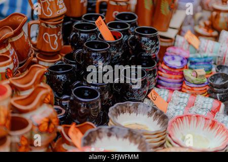 San Pedro Cholula, Messico - 8 settembre 2026: Tazze di ceramica nera con disegni decorativi esposte tra le ceramiche al tradizionale mercato di Trueque. Foto Stock