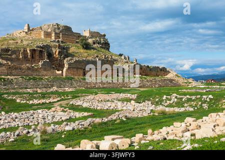 Stadio, acropoli della città greca antica di Tlos in Licia situata sul percorso licio. Famoso sito storico nella regione di Antalya. Luogo popolare per escursioni di un giorno Foto Stock