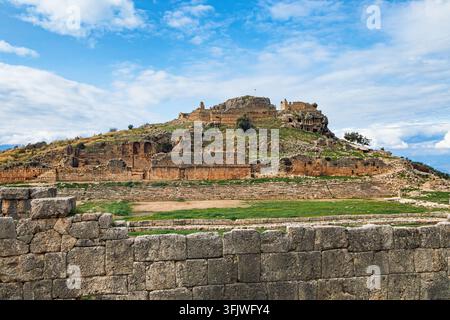 Stadio, acropoli dell'antica città greca di Tlos in Licia, situata sulla via Licia. Famoso sito storico nella regione di Antalya. Luogo popolare per famiglie Foto Stock