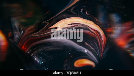 Schizzo d'inchiostro. Miscela scintillante. Texture artistica sfocata giallo blu viola che si riversa su uno sfondo acrilico astratto. Foto Stock