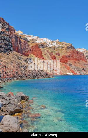 Città di Oia arroccata sul bordo della caldera di Santorini, Oia, Thira, Santorini, Cicladi, Grecia Foto Stock