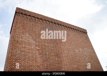 Scatto ad angolo basso di mura in mattoni rossi al Red Brick Art Museum, Pechino Foto Stock