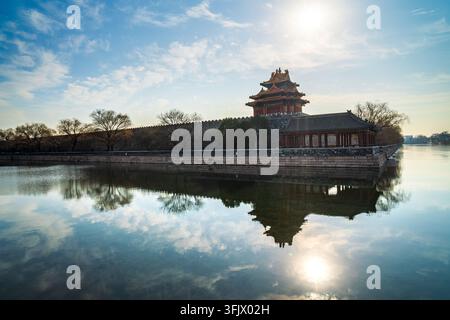 Magnifica vista della torre d'angolo della Città Proibita riflessa nell'acqua Foto Stock