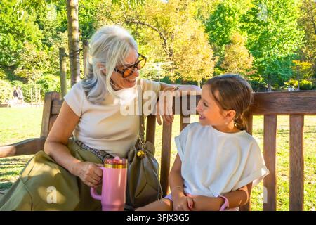 Nonna e nipote che condividono un momento felice nel parco Foto Stock