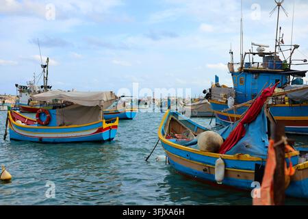 Barche da pescatore locali e colorate in legno che galleggiano nella baia pittoresca Foto Stock