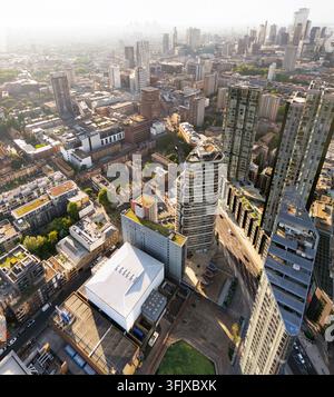 Per mettere in mostra la crescita urbana moderna, una vista aerea evidenzia le torri Carrara, Valencia e Canaletto al 250 City Road a Islington, Londra. Foto Stock