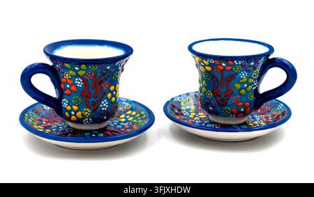Tazze da caffè in ceramica turca dipinte a mano su sfondo bianco Foto Stock
