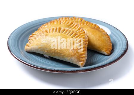 Empanadas dorati al forno isolati su sfondo bianco Foto Stock