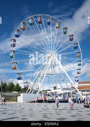 La ruota panoramica di Bournemouth, un'attrazione gigante a forma di ruota che gira contro un cielo blu al Pier Approach a Bournemouth, Dorset, Inghilterra, Regno Unito Foto Stock