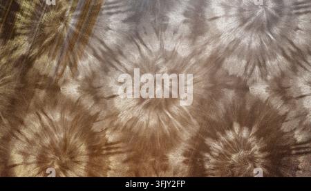 Sfondo a motivo tie-dye bronzo e marrone scintillante con texture metalliche ed elementi circolari a raggiera solare. Foto Stock